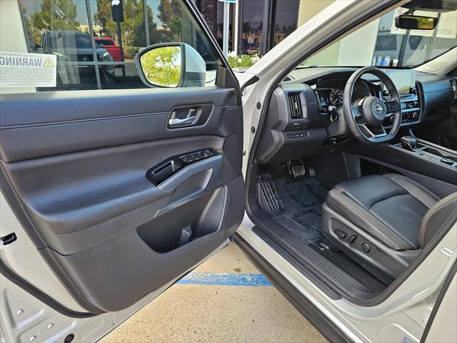 2025 Nissan Pathfinder SL 4WD
