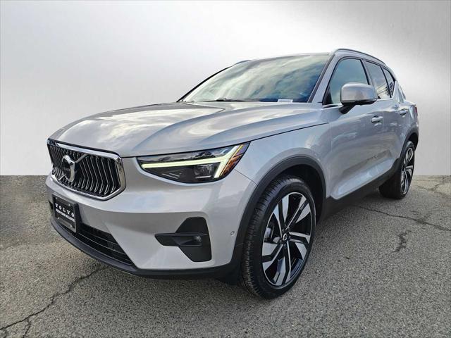 2025 Volvo XC40 B5 Plus Bright Theme