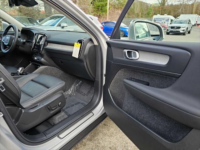 2025 Volvo XC40 B5 Plus Bright Theme