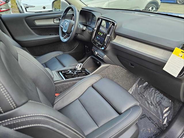 2025 Volvo XC40 B5 Plus Bright Theme