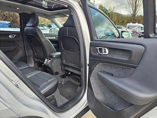 2025 Volvo XC40 B5 Plus Bright Theme