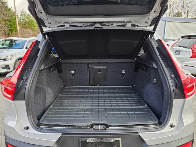 2025 Volvo XC40 B5 Plus Bright Theme