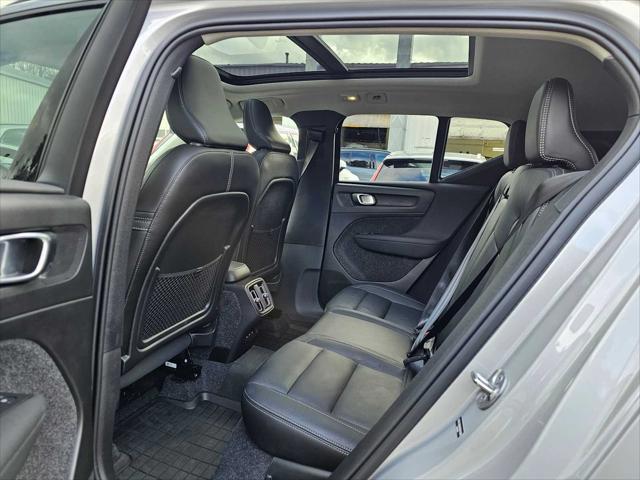 2025 Volvo XC40 B5 Plus Bright Theme
