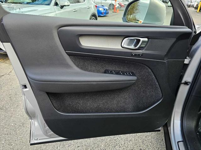 2025 Volvo XC40 B5 Plus Bright Theme