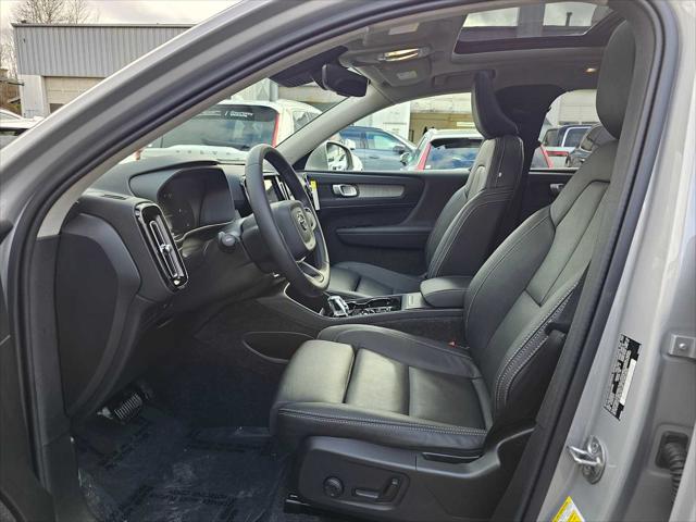 2025 Volvo XC40 B5 Plus Bright Theme