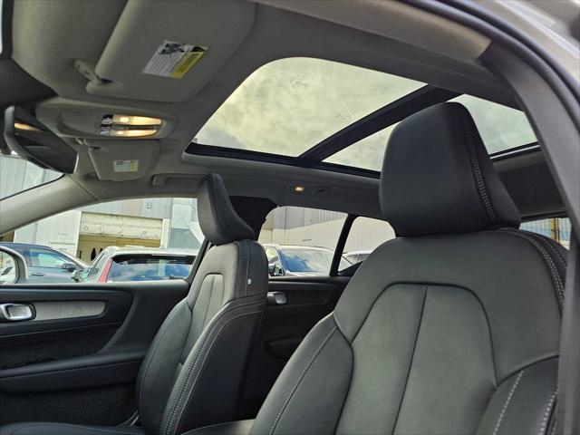2025 Volvo XC40 B5 Plus Bright Theme