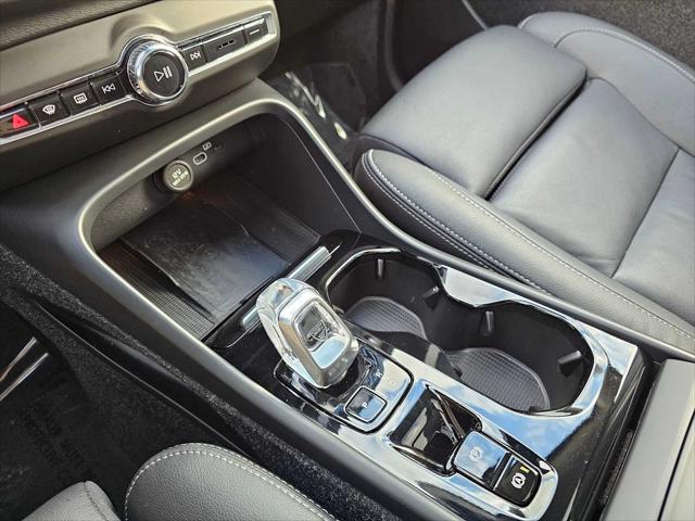 2025 Volvo XC40 B5 Plus Bright Theme
