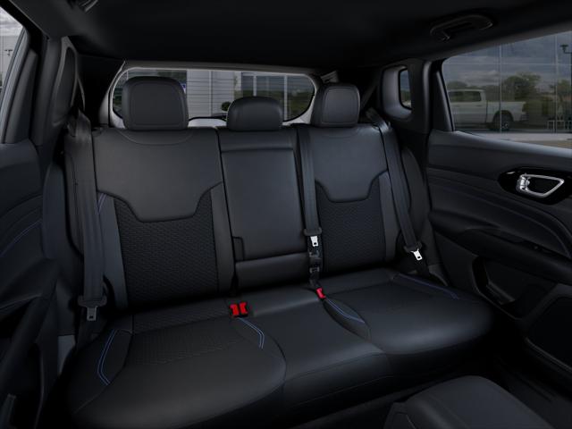 New 2026 Diamond Black Crystal Pearl-Coat Exterior Paint Jeep Latitude image 75
