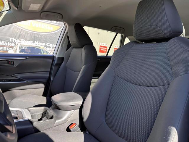 2021 Toyota RAV4 LE [13]