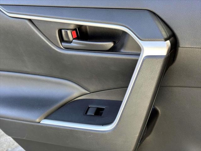 2021 Toyota RAV4 LE [19]