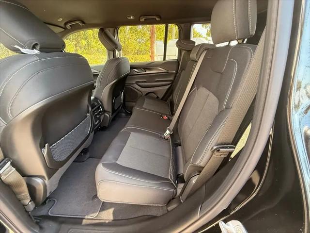 2026 Jeep Grand Cherokee Laredo 4x2