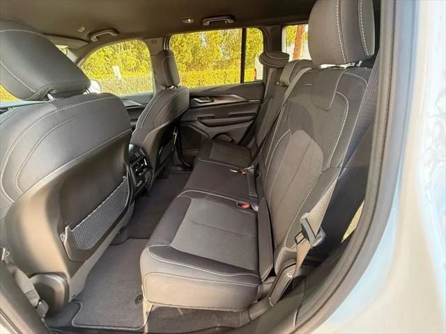2026 Jeep Grand Cherokee Laredo 4x2