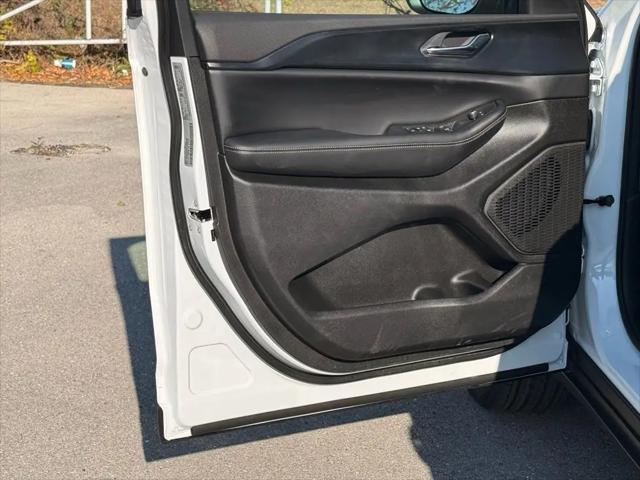2026 Jeep Grand Cherokee Laredo 4x2