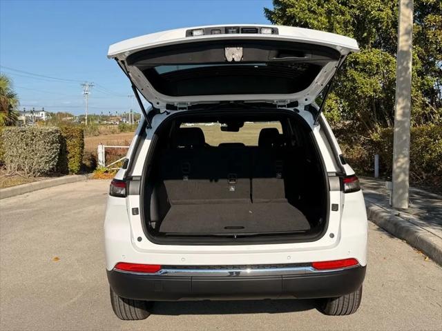 2026 Jeep Grand Cherokee Laredo 4x2
