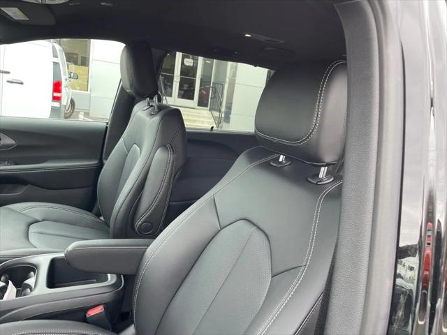 2026 Chrysler Pacifica Select AWD