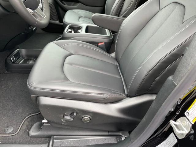 2026 Chrysler Pacifica Select AWD
