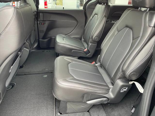 2026 Chrysler Pacifica Select AWD