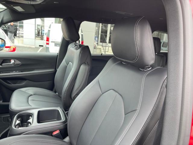 2026 Chrysler Pacifica Select AWD