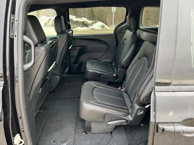 2026 Chrysler Pacifica Select AWD