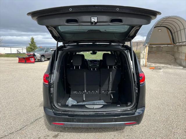 2026 Chrysler Pacifica Select AWD