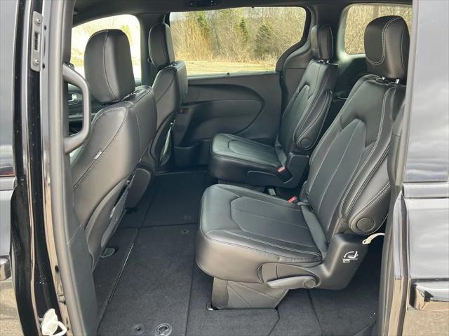 2026 Chrysler Pacifica Select AWD