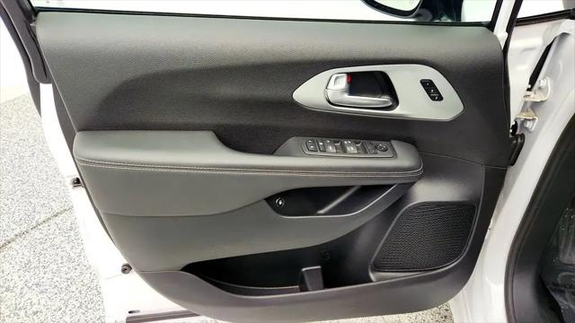2024 Chrysler Pacifica Hybrid S Appearance Pkg