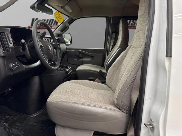 2025 GMC Savana Passenger RWD 3500 Extended Wheelbase LT