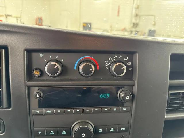 2025 GMC Savana Passenger RWD 3500 Extended Wheelbase LT