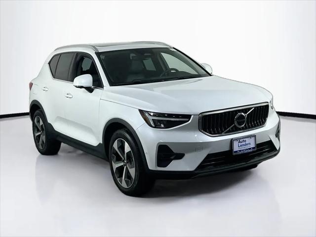 2023 Volvo XC40 B5 Plus Bright Theme