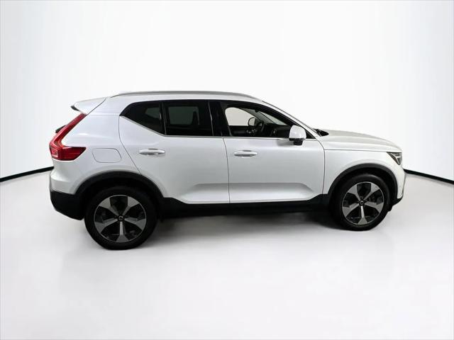 2023 Volvo XC40 B5 Plus Bright Theme