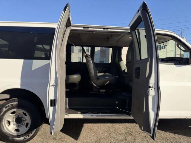 2022 Chevrolet Express Passenger RWD 2500 Regular Wheelbase LS