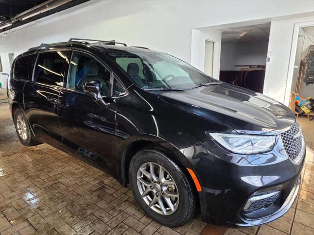 2022 Chrysler Pacifica Touring for sale in Parma, OH