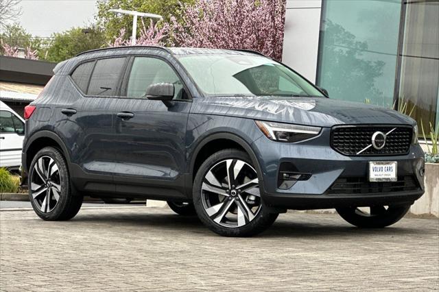 2026 Volvo XC40 Ultra, B5 AWD Gas (mild hybrid), Dark