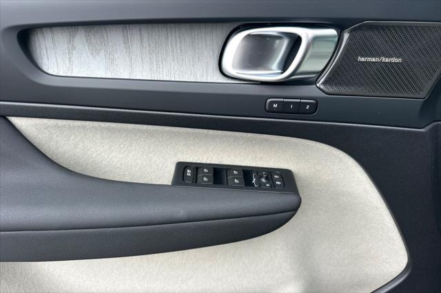 2026 Volvo XC40 Ultra, B5 AWD Gas (mild hybrid), Dark