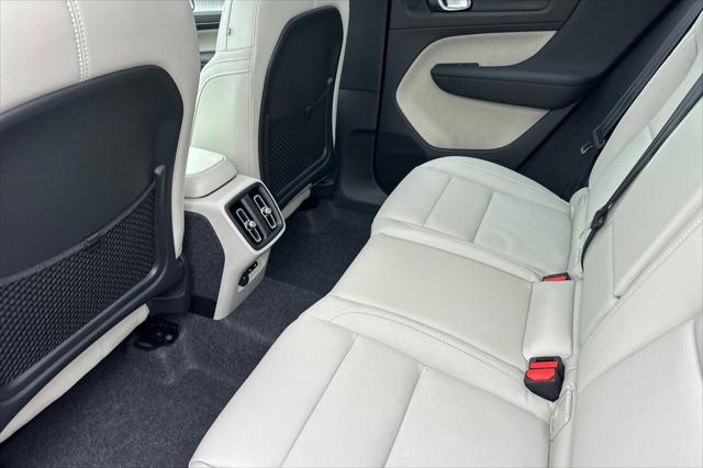 2026 Volvo XC40 Ultra, B5 AWD Gas (mild hybrid), Dark