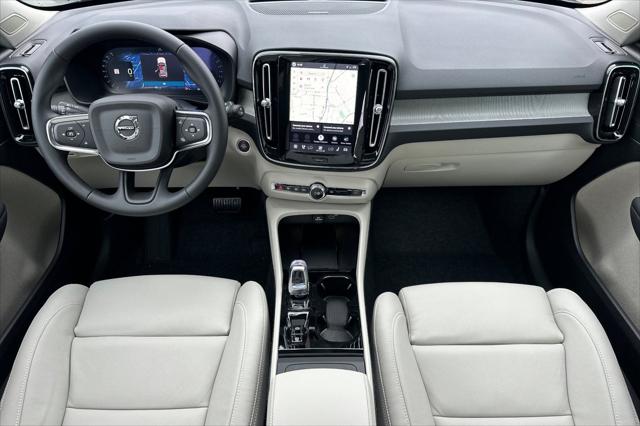 2026 Volvo XC40 Ultra, B5 AWD Gas (mild hybrid), Dark