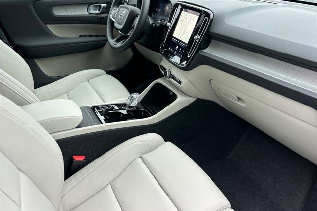 2026 Volvo XC40 Ultra, B5 AWD Gas (mild hybrid), Dark