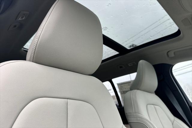 2026 Volvo XC40 Ultra, B5 AWD Gas (mild hybrid), Dark