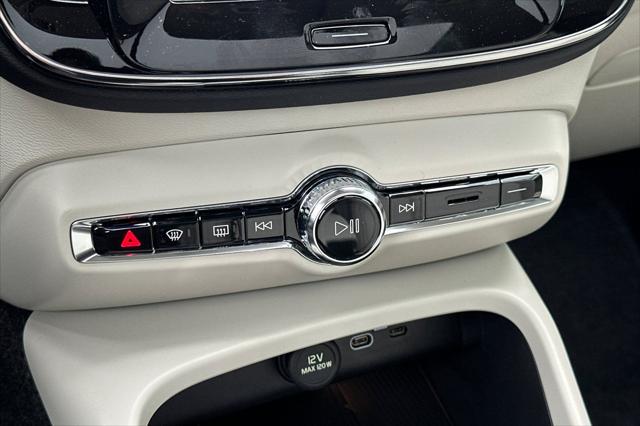 2026 Volvo XC40 Ultra, B5 AWD Gas (mild hybrid), Dark