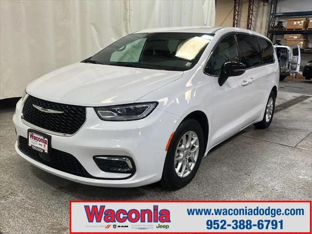 2025 Chrysler Pacifica Select for sale in Waconia, MN