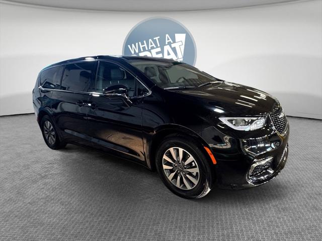 2025 Chrysler Pacifica Hybrid Select