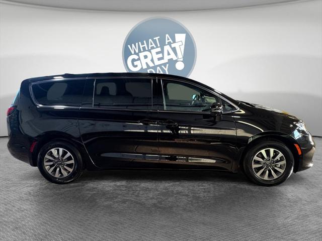 2025 Chrysler Pacifica Hybrid Select