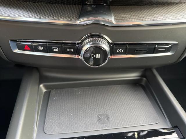 2026 Volvo XC60 B5 Ultra Black Edition