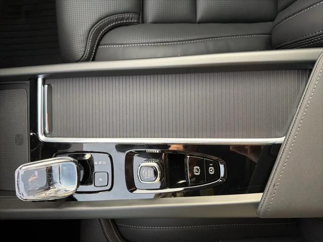 2026 Volvo XC60 B5 Ultra Black Edition