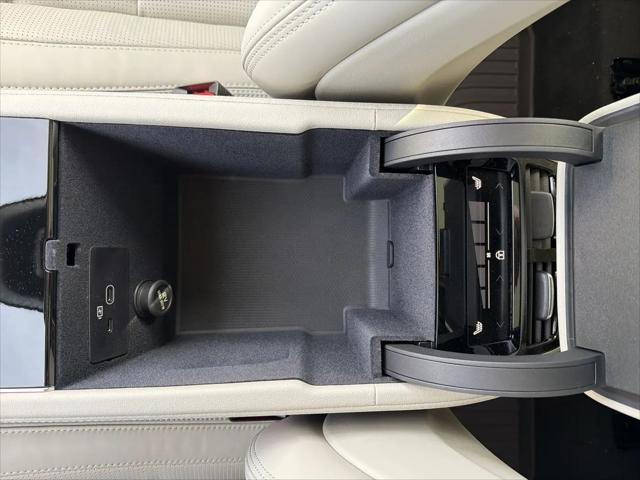 2026 Volvo XC90 Ultra, B6 AWD Gas (mild hybrid), Gasoline, Bright, 7 Seats