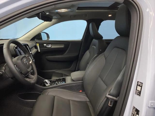 2026 Volvo XC40 Plus, B5 AWD Gas (mild hybrid), Dark