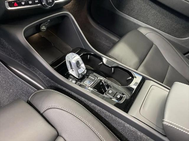 2026 Volvo XC40 Plus, B5 AWD Gas (mild hybrid), Dark