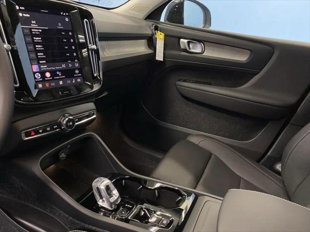 2026 Volvo XC40 Plus, B5 AWD Gas (mild hybrid), Dark
