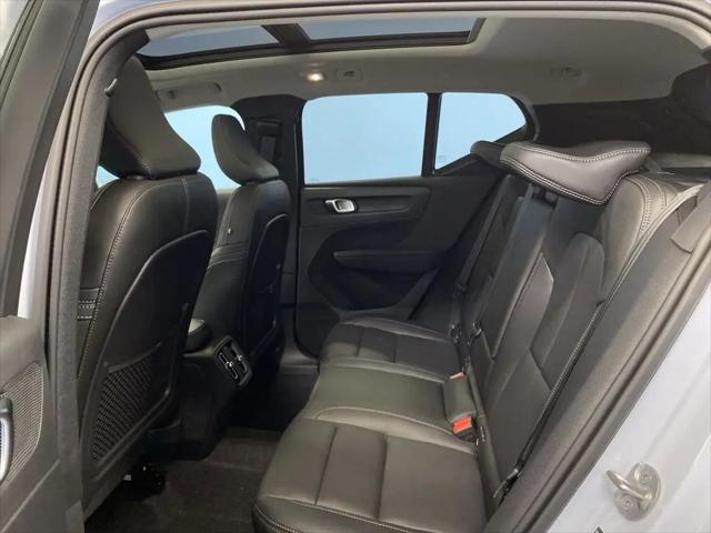 2026 Volvo XC40 Plus, B5 AWD Gas (mild hybrid), Dark