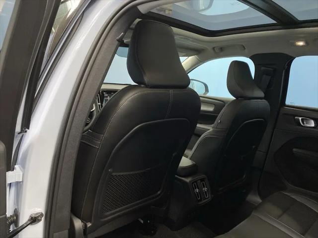 2026 Volvo XC40 Plus, B5 AWD Gas (mild hybrid), Dark